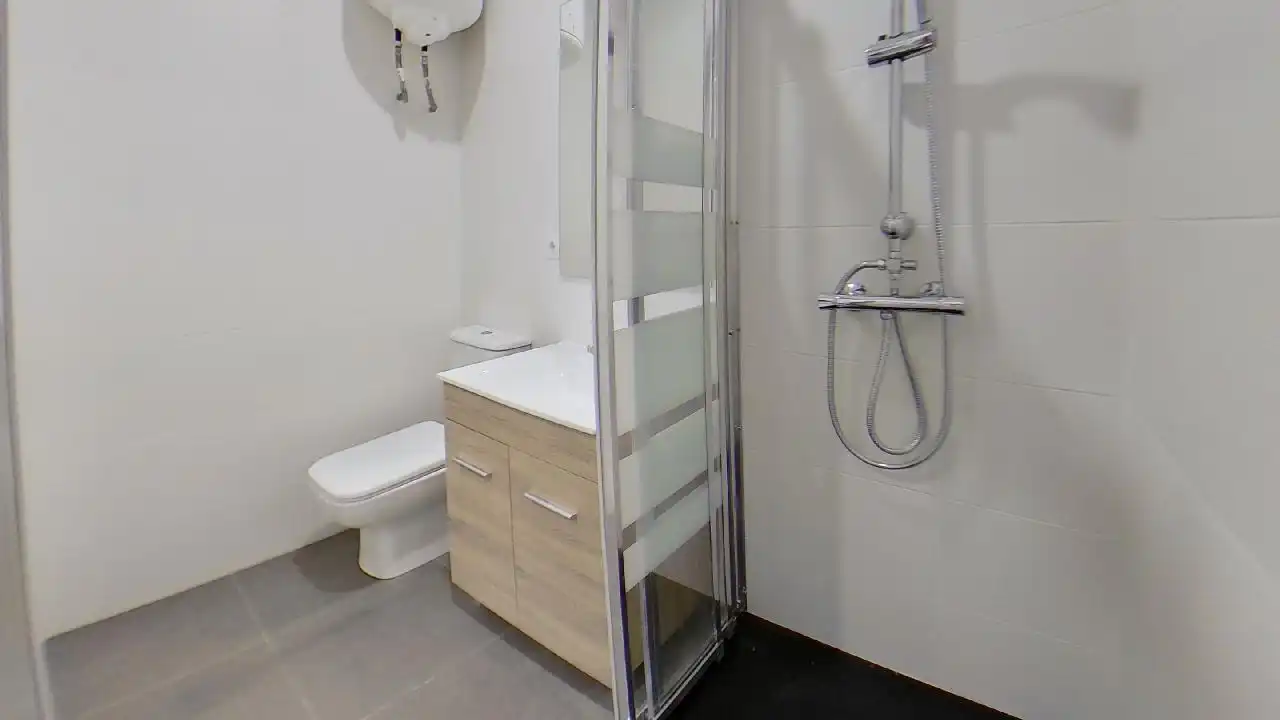 Bany de Apartament en venda en Barcelona amb Parquet, Terrassa i Balcó