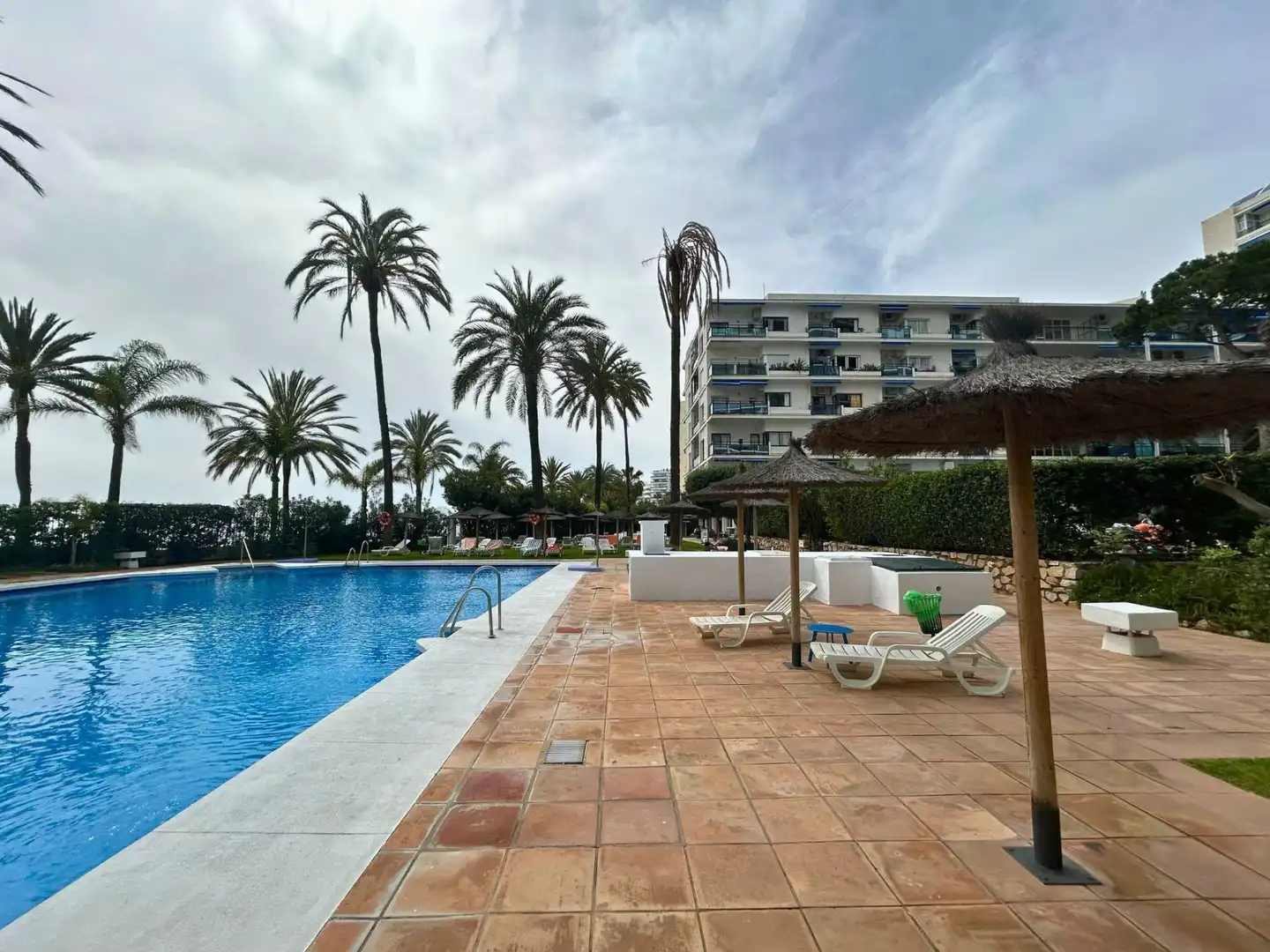 Piscina de Estudi en venda en Marbella amb Aire condicionat, Jardí privat i Terrassa