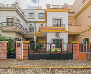 Exterior view of House or chalet for sale in  Sevilla Capital  with Terrace and Balcony