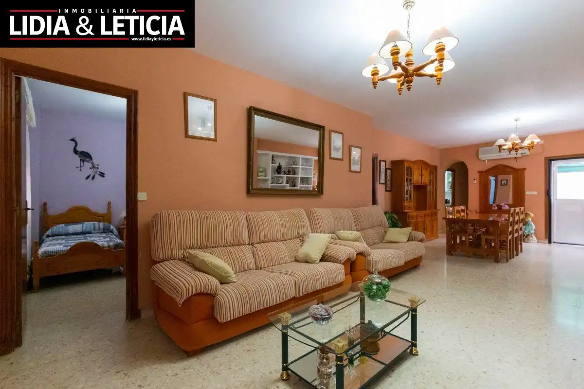 Sala de estar de Casa o chalet en venta en Alcalá de Guadaira con Aire acondicionado, Calefacción y Jardín privado