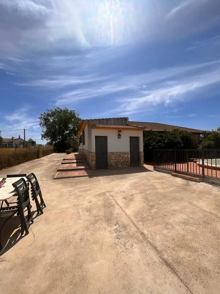 Vista exterior de Casa o xalet en venda en Córdoba amb Aire condicionat, Jardí privat i Terrassa