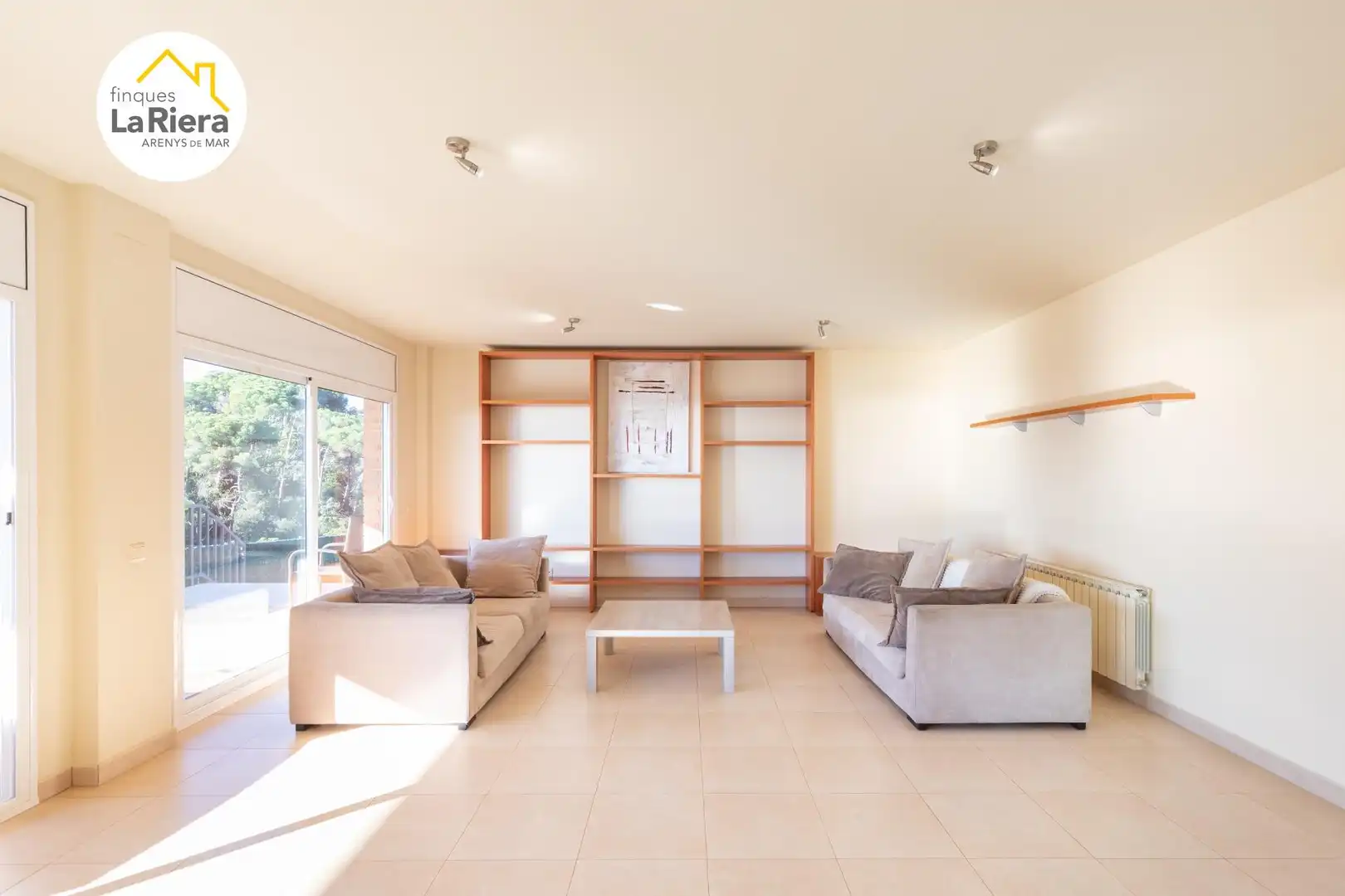 Sala de estar de Casa o chalet en venta en Arenys de Mar con Aire acondicionado, Calefacción y Jardín privado