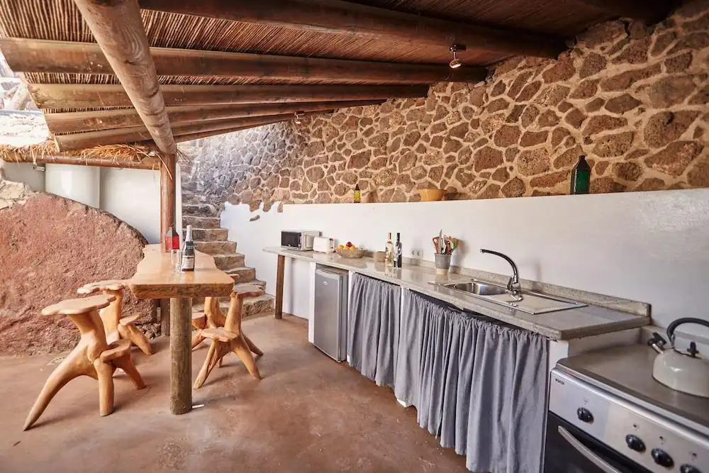 Cuina de Casa o xalet en venda en Haría amb Jardí privat, Terrassa i Moblat