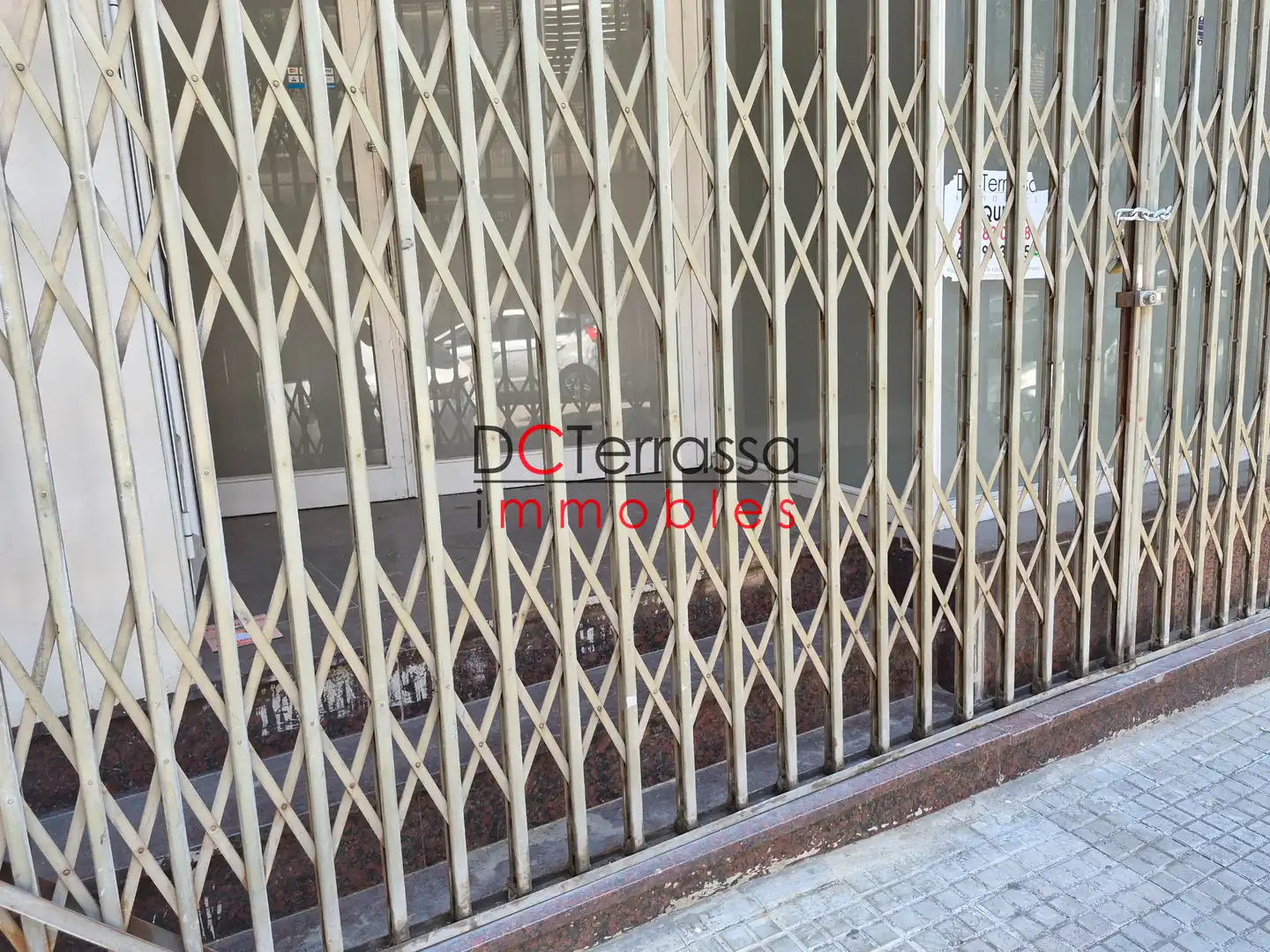 Vista exterior de Local en venda en Terrassa
