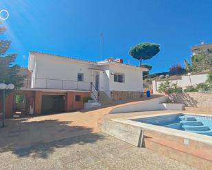 Vista exterior de Casa o xalet en venda en Mataró amb Terrassa i Piscina