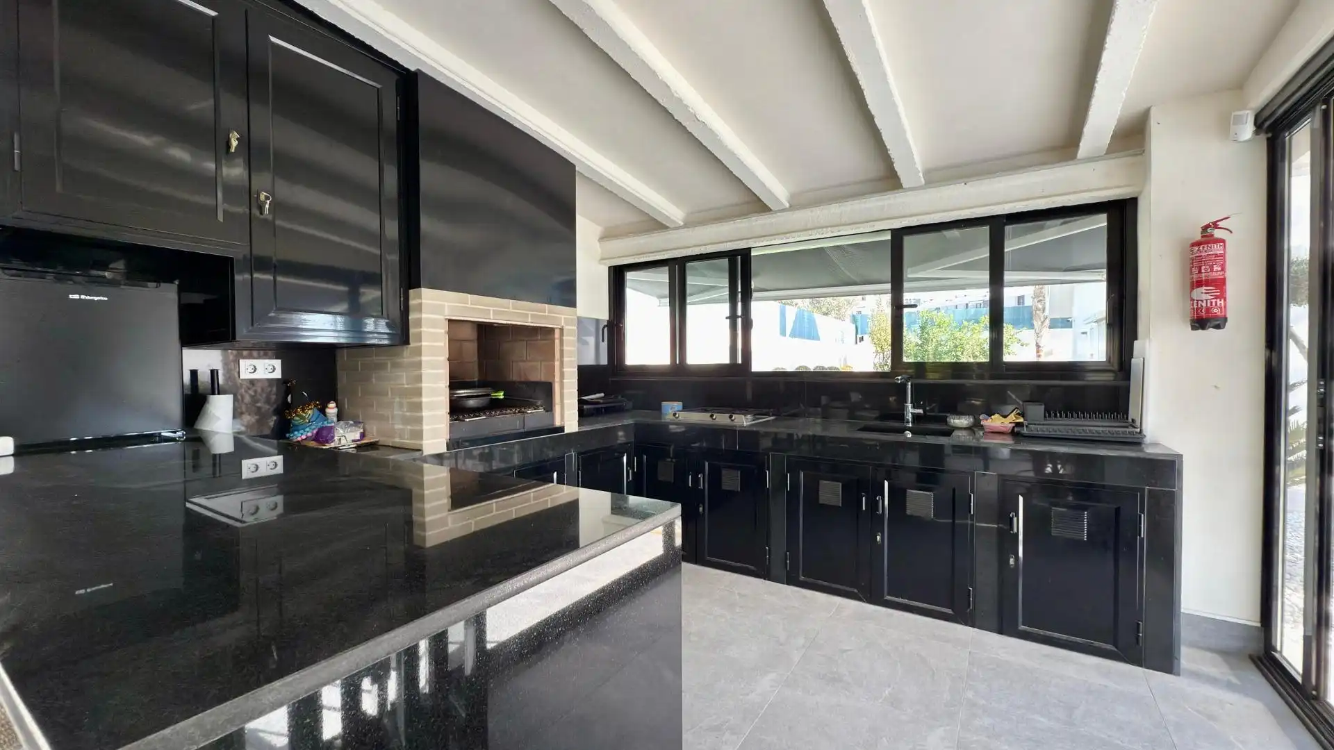 Cocina de Casa o chalet en venta en Sant Joan d'Alacant con Aire acondicionado, Calefacción y Jardín privado