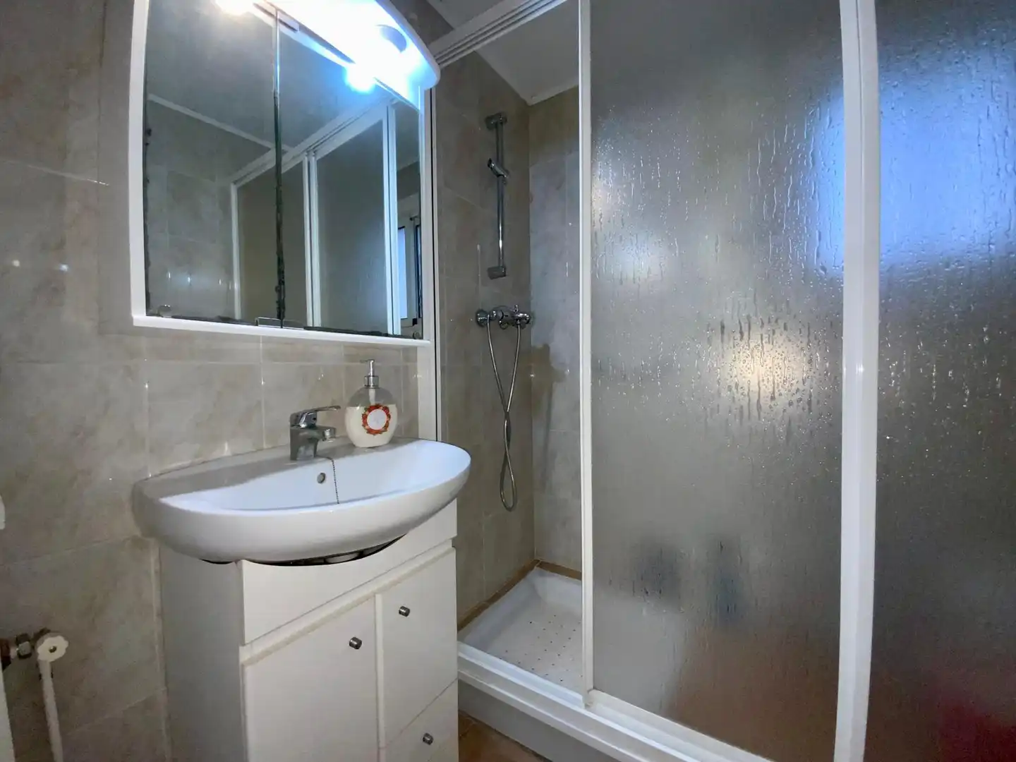 Baño de Piso en venta en Martorell con Horno, Microondas y TV