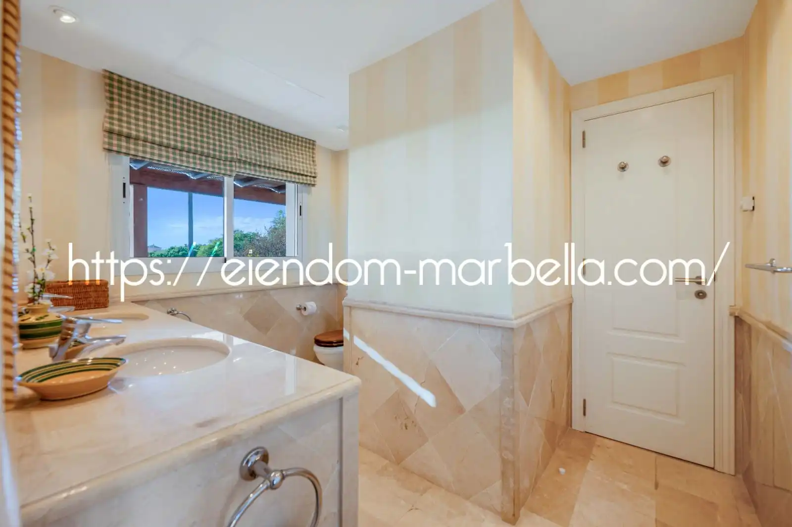 Badezimmer von Haus oder Chalet zum Verkauf in Marbella mit Klimaanlage, Heizung und Privatgarten
