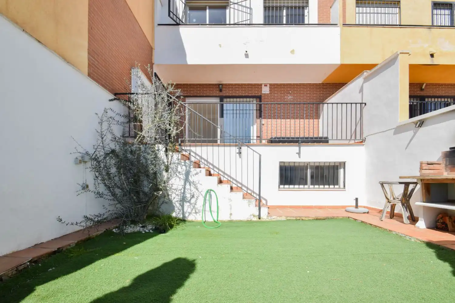 Vista exterior de Casa adosada en venda en Las Gabias amb Terrassa i Piscina comunitària
