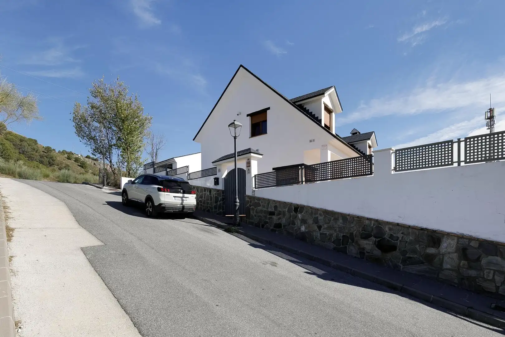 Vista exterior de Casa o xalet en venda en Huétor de Santillán amb Calefacció, Jardí privat i Piscina