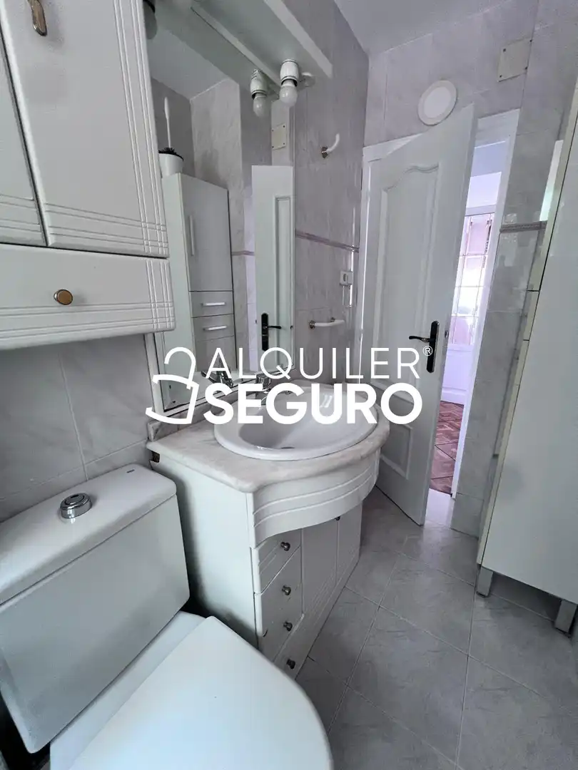 Baño de Piso de alquiler en Madrid con Aire acondicionado, Calefacción y Amueblado