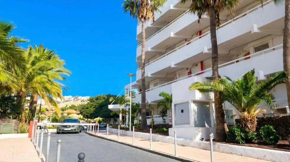 Vista exterior de Apartamento en venta en Adeje con Amueblado, Balcón y Piscina comunitaria