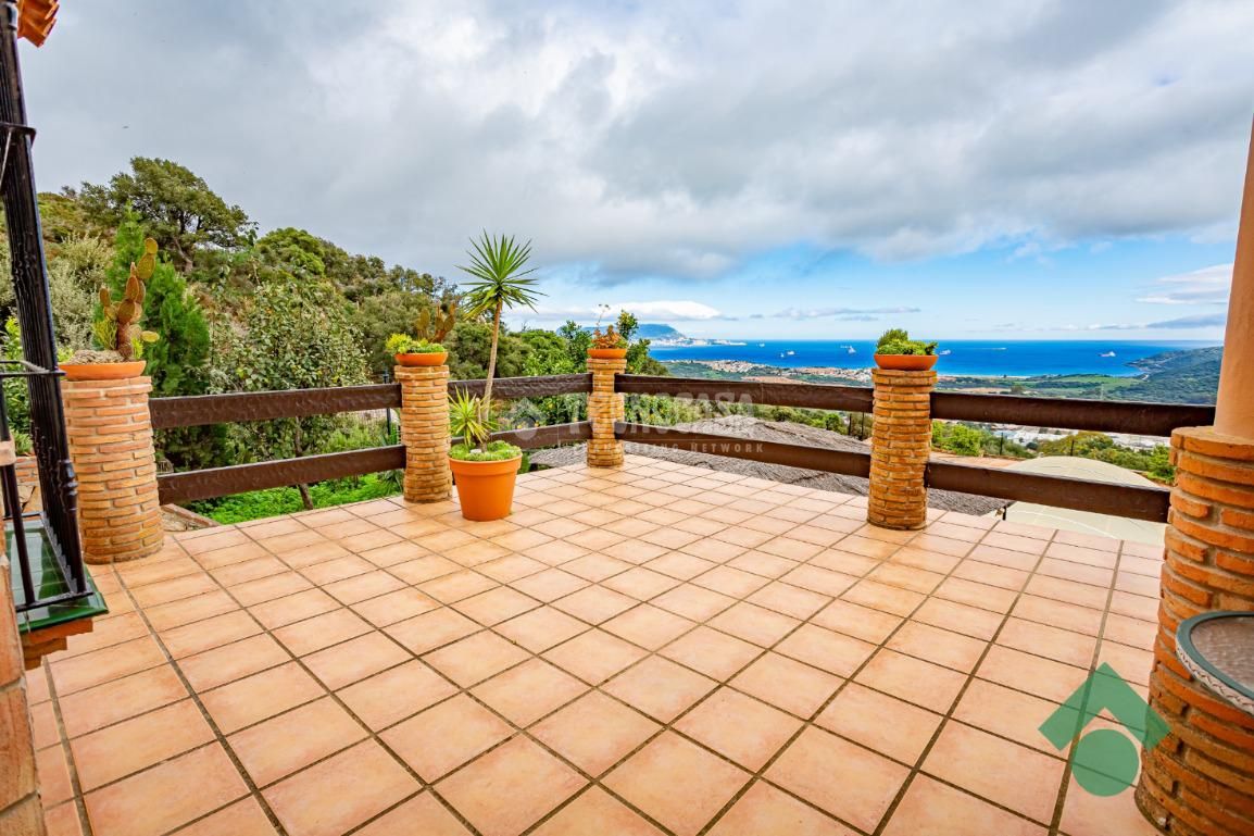 Terrace of House or chalet for sale in Algeciras  with Air Conditioner and Private garden