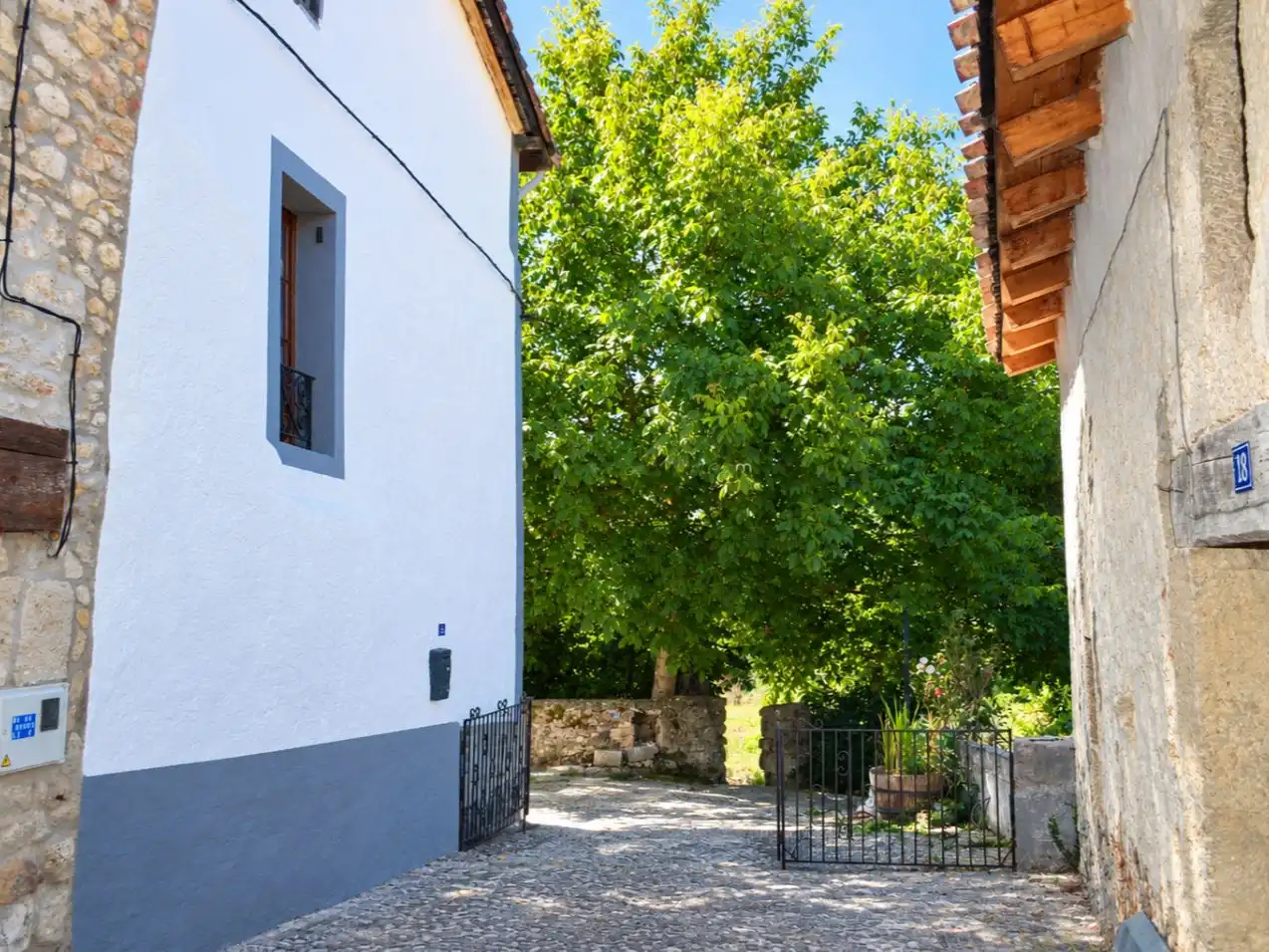 Vista exterior de Casa o xalet en venda en Medina de Pomar amb Terrassa i Balcó