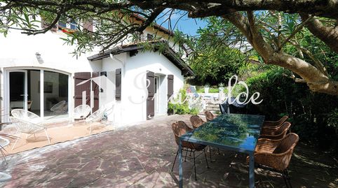 EXCLUSIVA  precioso Piso en Villa de dos dormitorios con terrazón, Jardín y aparcamiento.