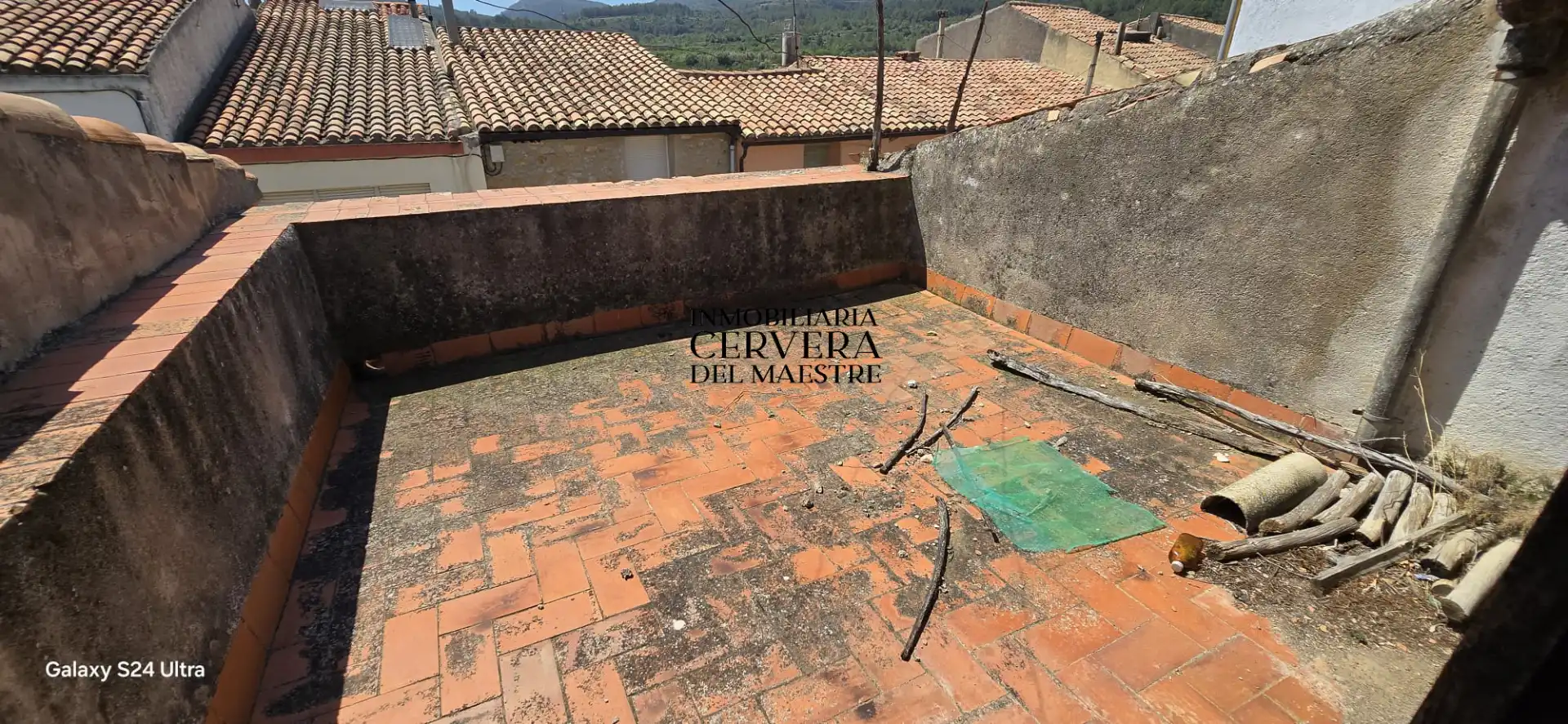Terrasse von Einfamilien-Reihenhaus zum Verkauf in Xert mit Privatgarten