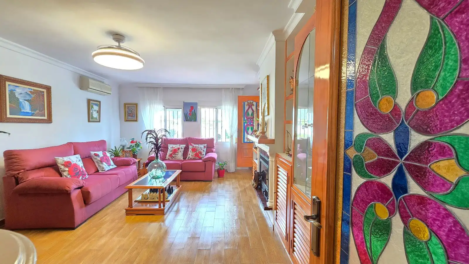 Wohnzimmer von Einfamilien-Reihenhaus zum Verkauf in Málaga mit Klimaanlage, Heizung und Schwimmbad