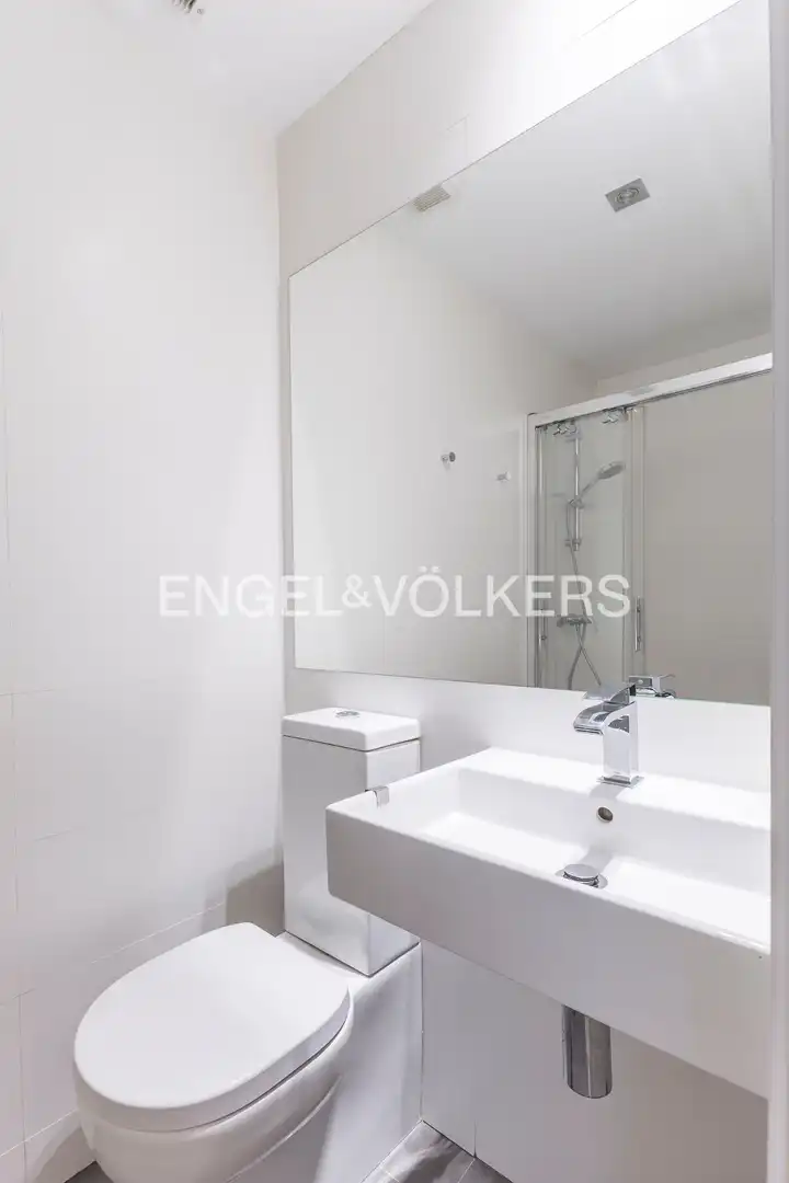 Badezimmer von Wohnung zur Miete in Madrid mit Klimaanlage, Heizung und Parkett