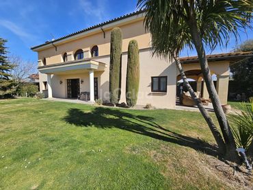 Villa con piscina in vendita a Calle Sant Fruitós