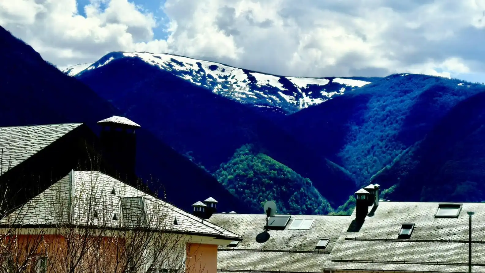 Vista exterior de Piso en venta en Villablino con Balcón y Alarma