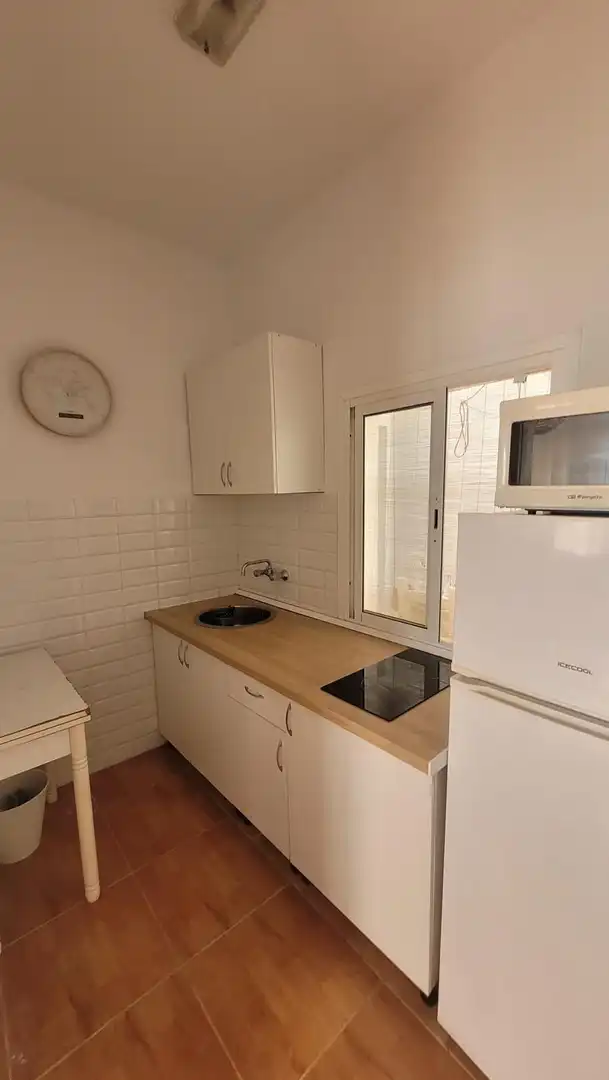 Cuina de Apartament de lloguer en Los Barrios amb Moblat