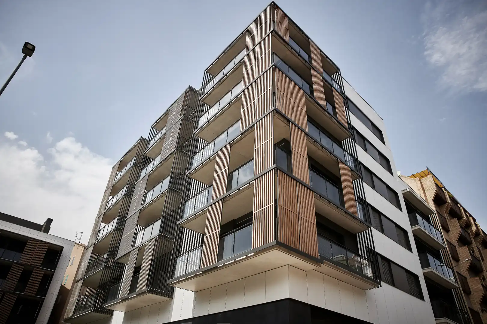 Bajo de obra nueva con terraza en venta en Carrer de València 9