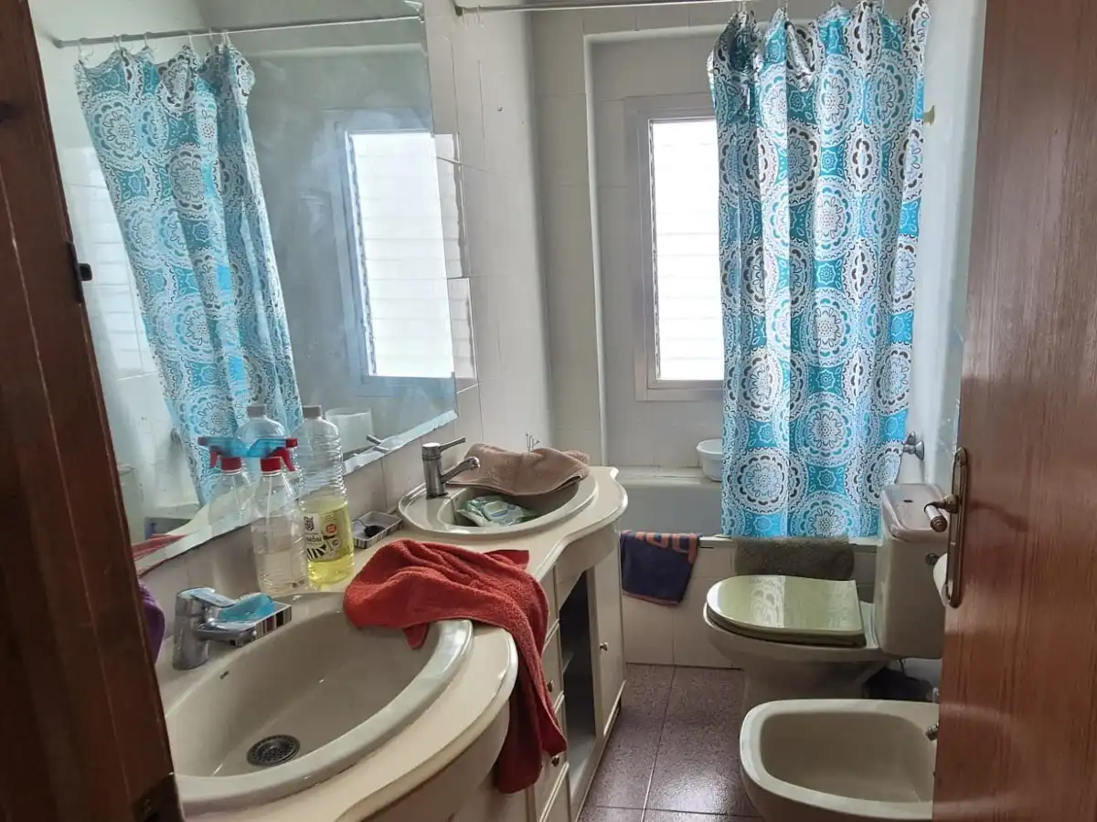 Badezimmer von Wohnung zum Verkauf in Almería mit Balkon