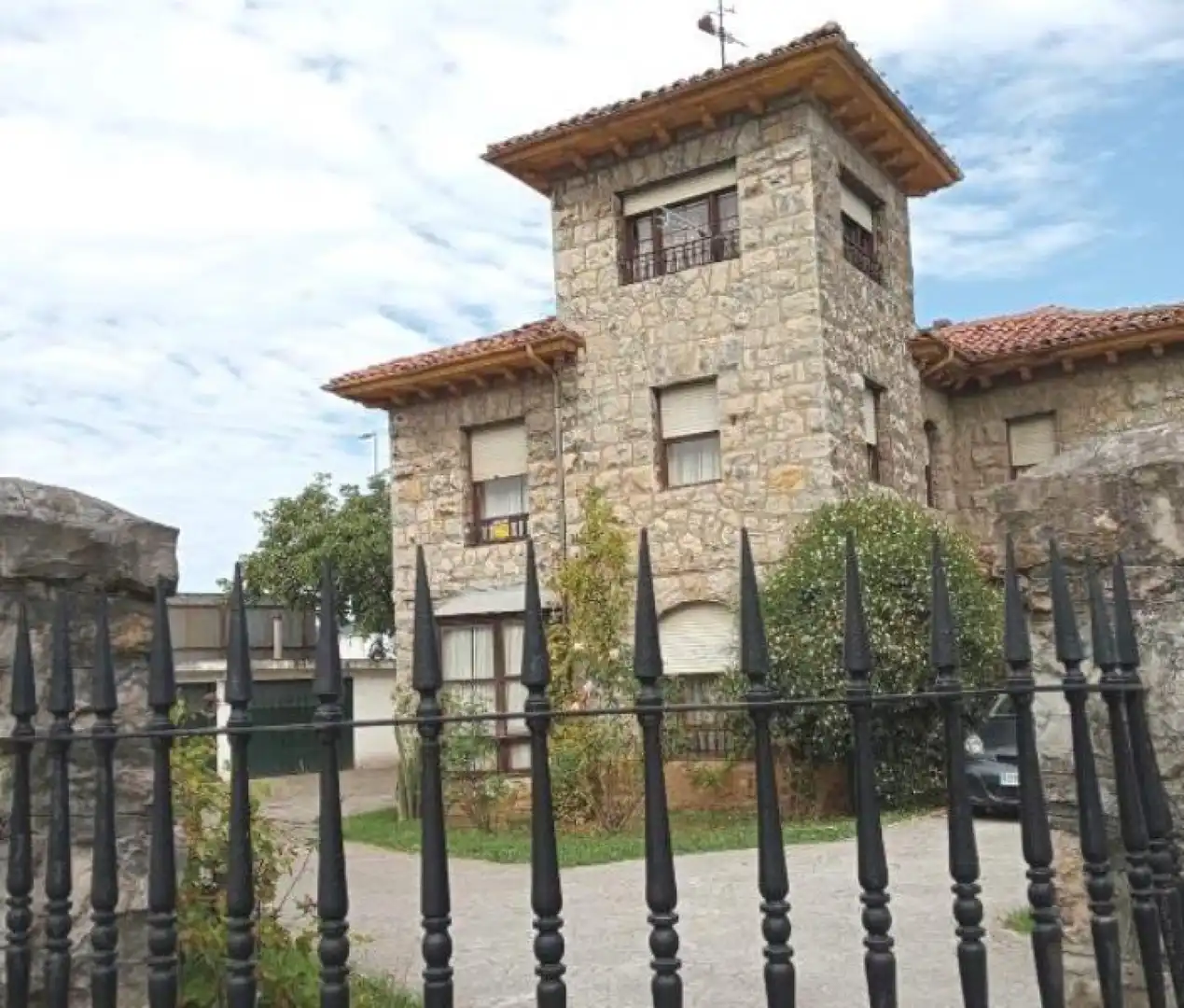 Vista exterior de Casa o chalet en venta en Torrelavega  con Calefacción, Trastero y Balcón