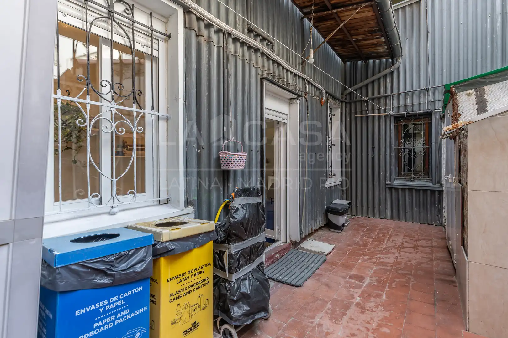 Vista exterior de Piso en venta en Madrid con Calefacción y Balcón