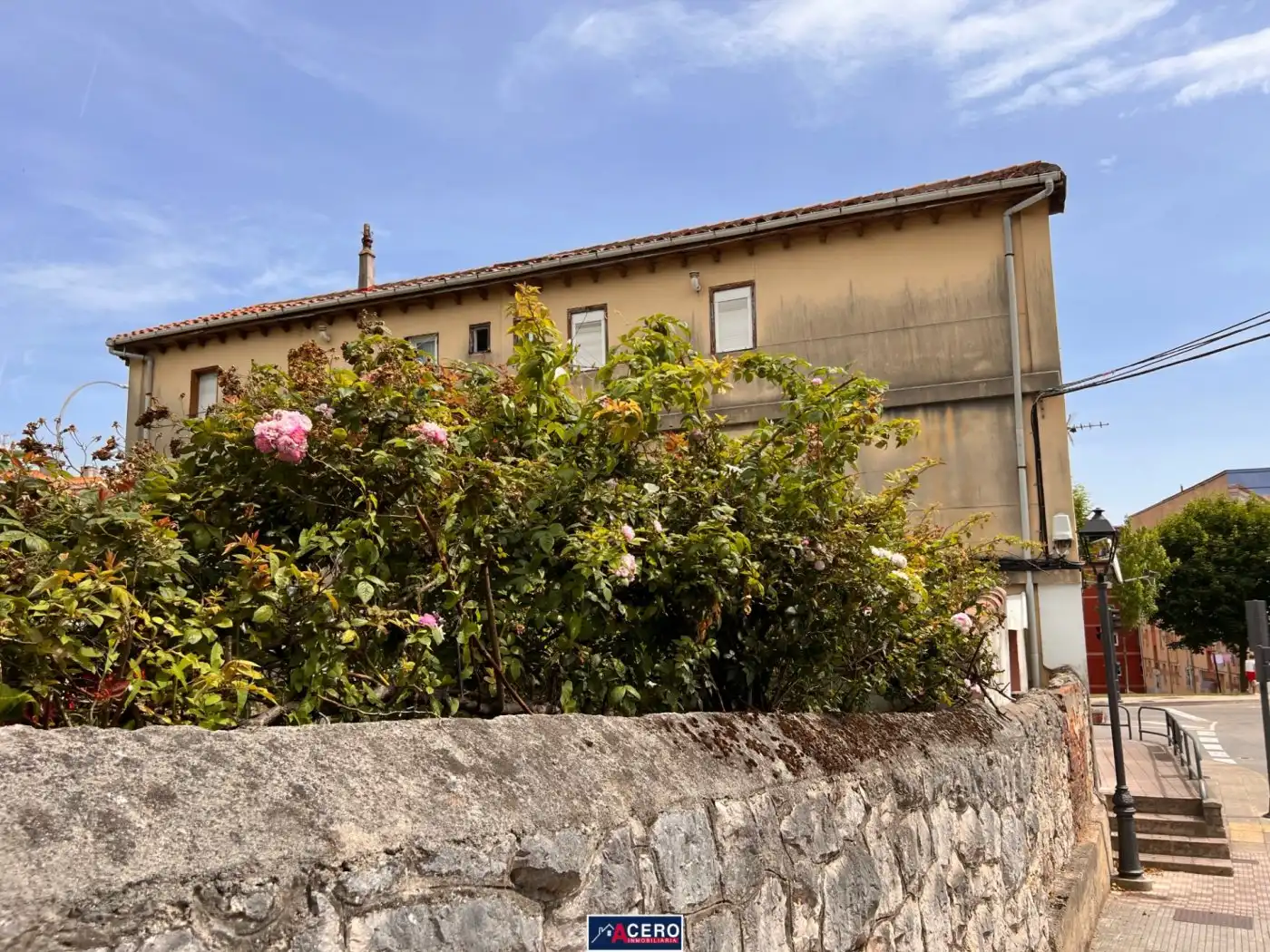 Vista exterior de Casa o xalet en venda en Camargo amb Jardí privat