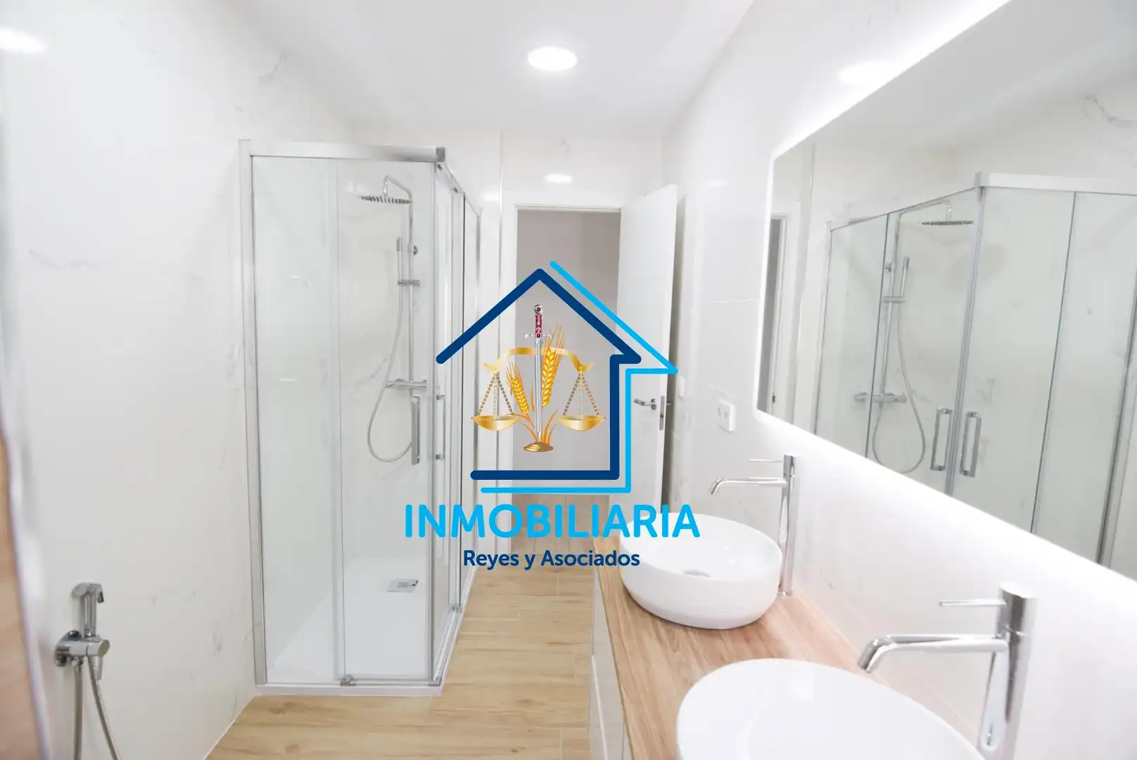 Bathroom of Flat for sale in Córdoba  with Air Conditioner and Heating