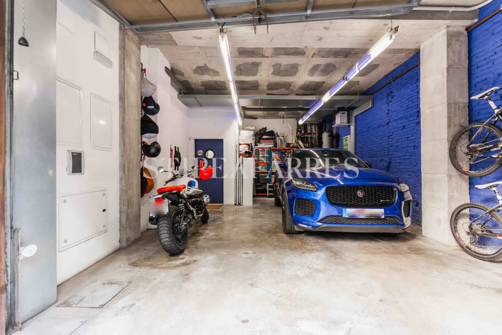 Parking de Casa adosada en venta en Barcelona con Aire acondicionado, Calefacción y Jardín privado