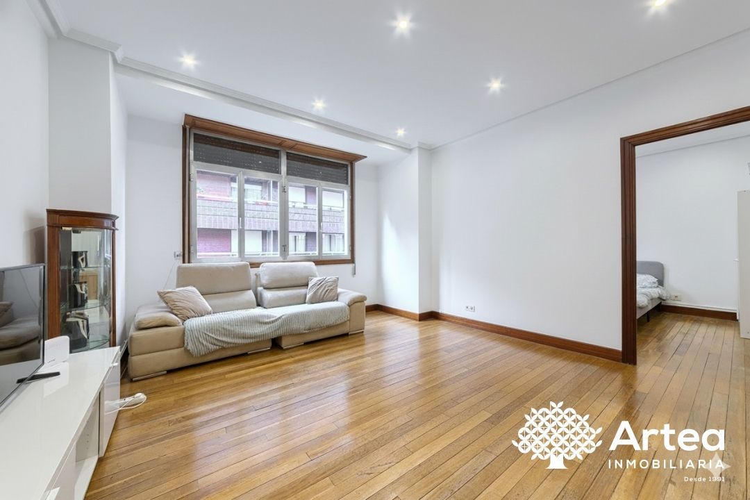 Sala d'estar de Pis en venda en Bilbao  amb Calefacció i Moblat