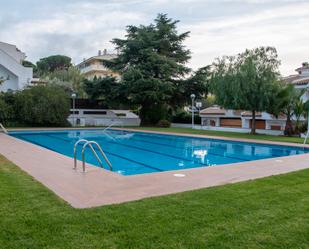 Piscina de Casa adosada de lloguer en Castell-Platja d'Aro amb Calefacció, Jardí privat i Terrassa