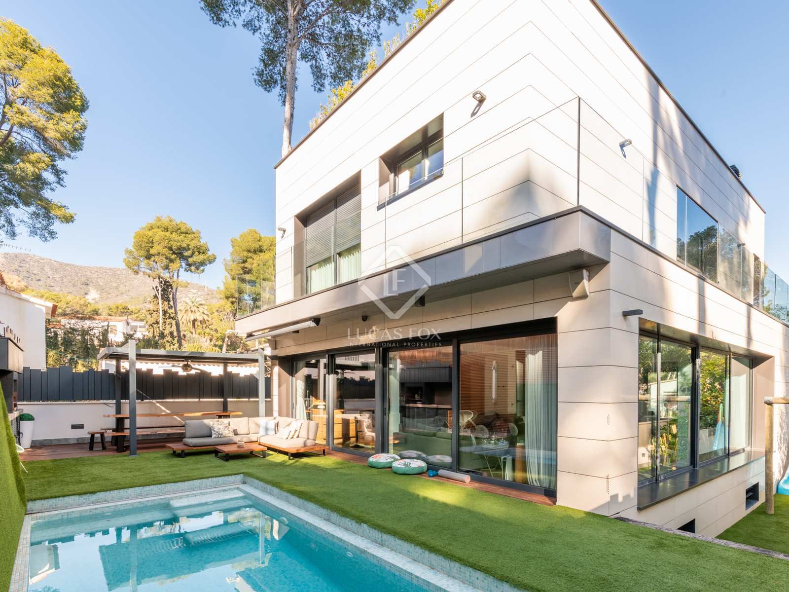 Vista exterior de Casa o xalet en venda en Castelldefels amb Aire condicionat, Calefacció i Jardí privat