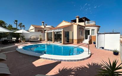 Vista exterior de Casa o xalet en venda en San Miguel de Salinas amb Aire condicionat, Jardí privat i Terrassa