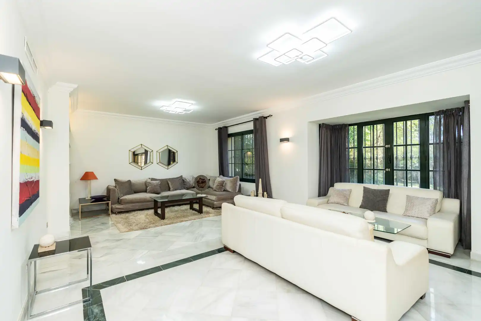 Sala d'estar de Casa o xalet en venda en Marbella amb Aire condicionat, Jardí privat i Terrassa