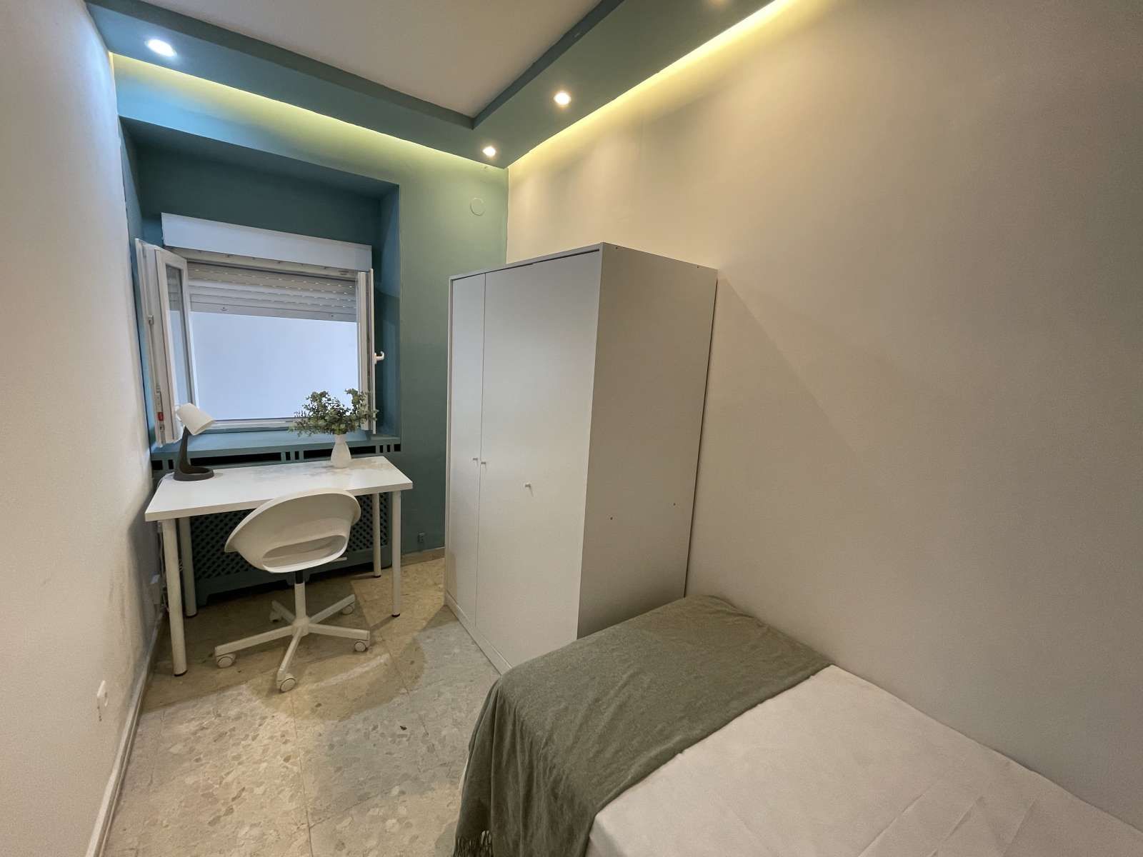 Bedroom of Flat to share in  Sevilla Capital  with Air Conditioner and Terrace