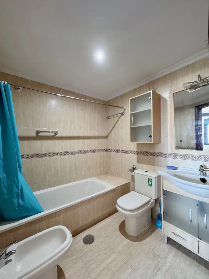 Badezimmer von Wohnungen zur Miete in Cáceres mit Klimaanlage, Heizung und Parkett