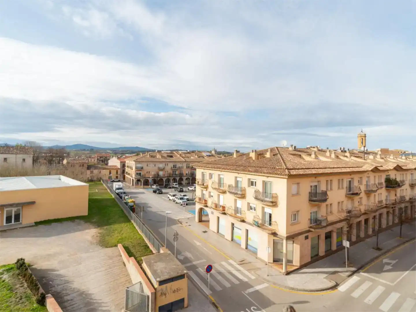 Vista exterior de Pis en venda en La Bisbal d'Empordà amb Aire condicionat i Balcó