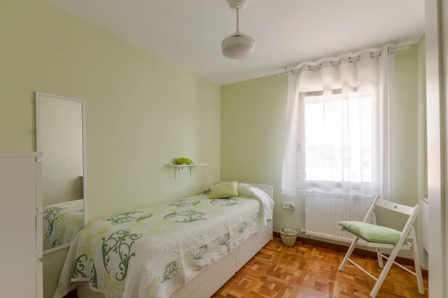 Schlafzimmer von Wohnung zum Verkauf in  Pamplona / Iruña mit Klimaanlage, Heizung und Abstellraum