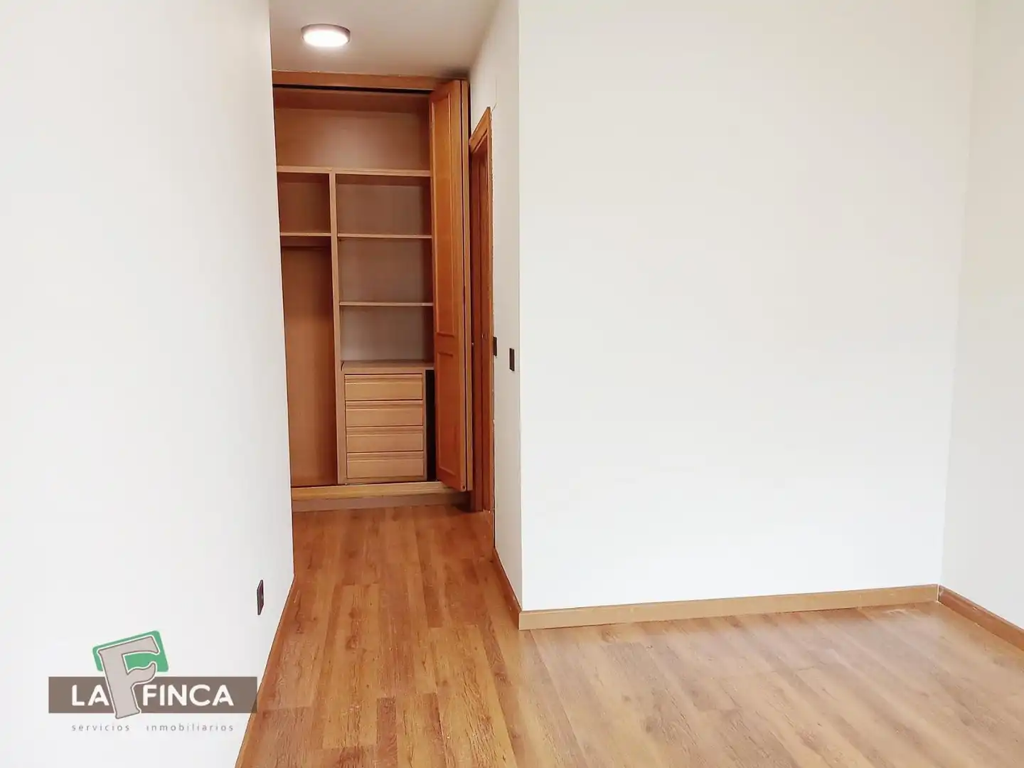 Dormitori de Pis en venda en Oviedo  amb Calefacció, Parquet i Terrassa