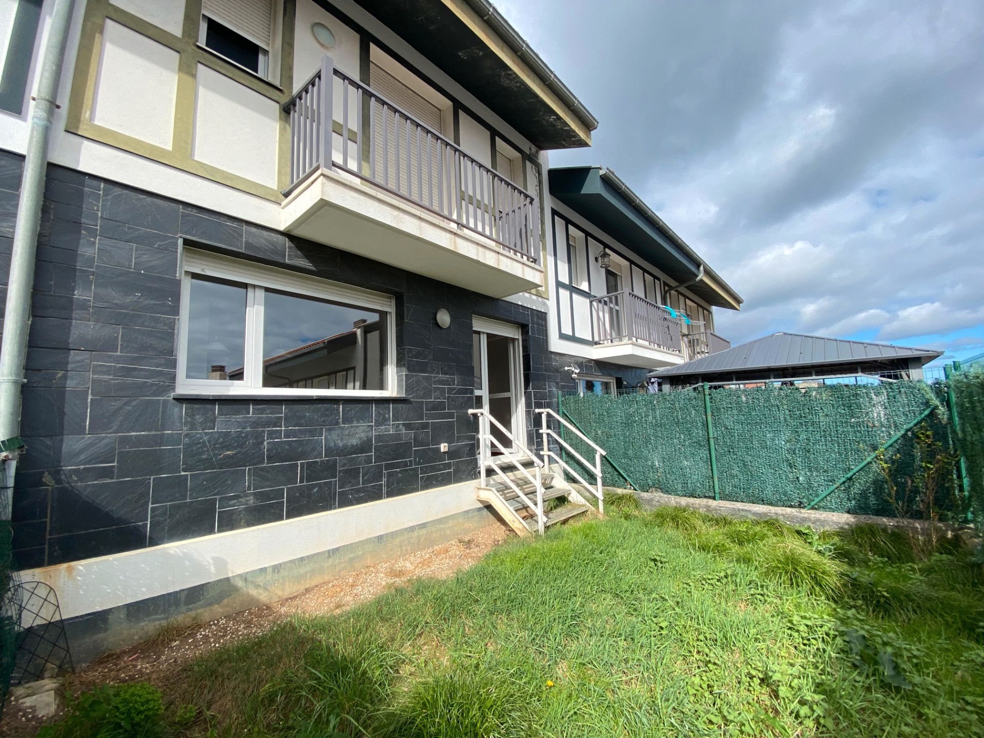 Vista exterior de Casa o xalet en venda en Castro-Urdiales amb Terrassa i Balcó