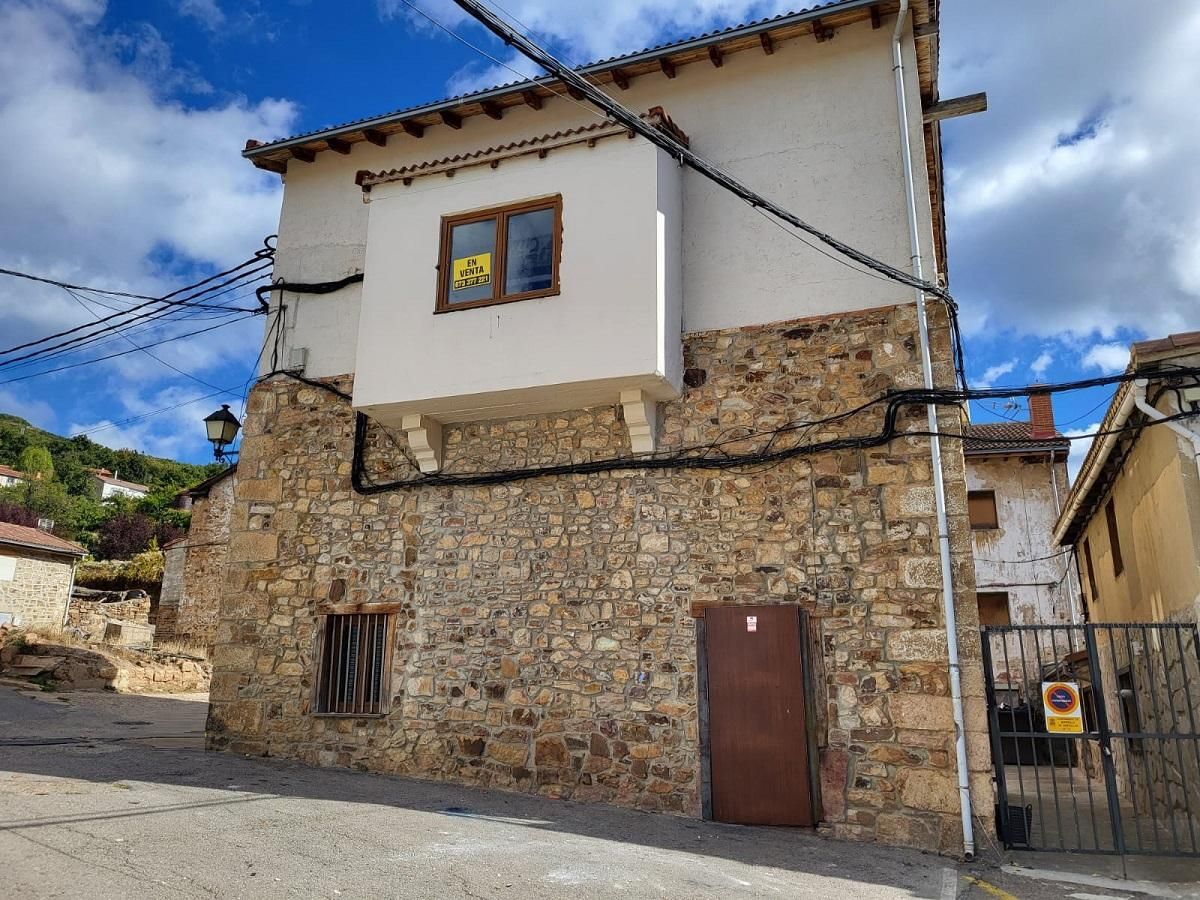 Vista exterior de Casa o xalet en venda en Barruelo de Santullán amb Calefacció