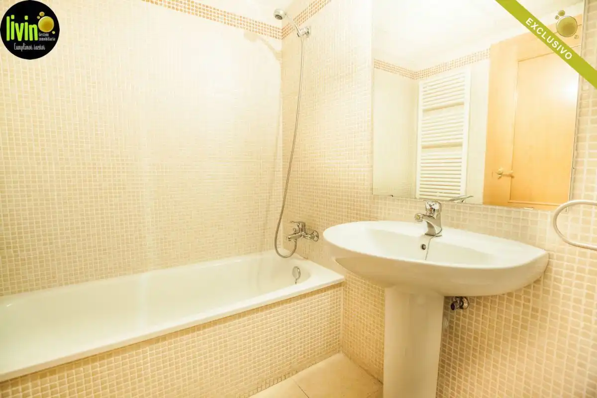 Bathroom of Flat for rent in Jaén  with Air Conditioner, Heating and Community pool