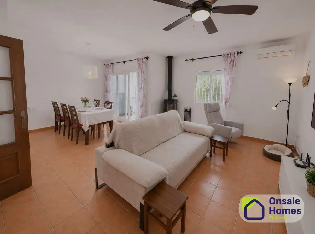 Living room of Detached homes for sale in Fuengirola  with Air Conditioner, Terrace and Balcony