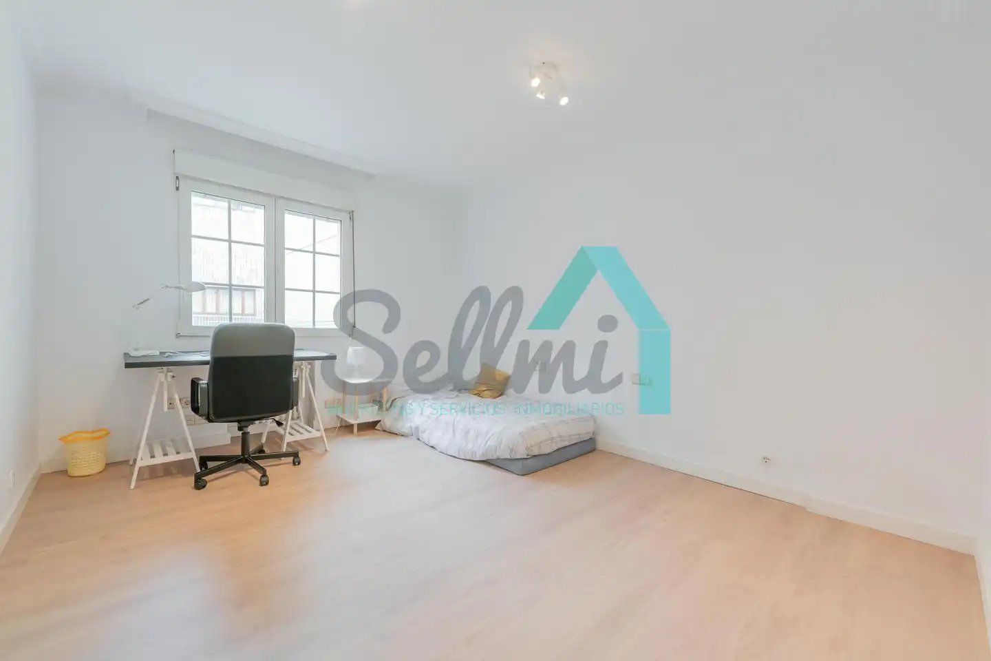 Schlafzimmer von Wohnung zur Miete in Oviedo  mit Heizung, Parkett und Terrasse