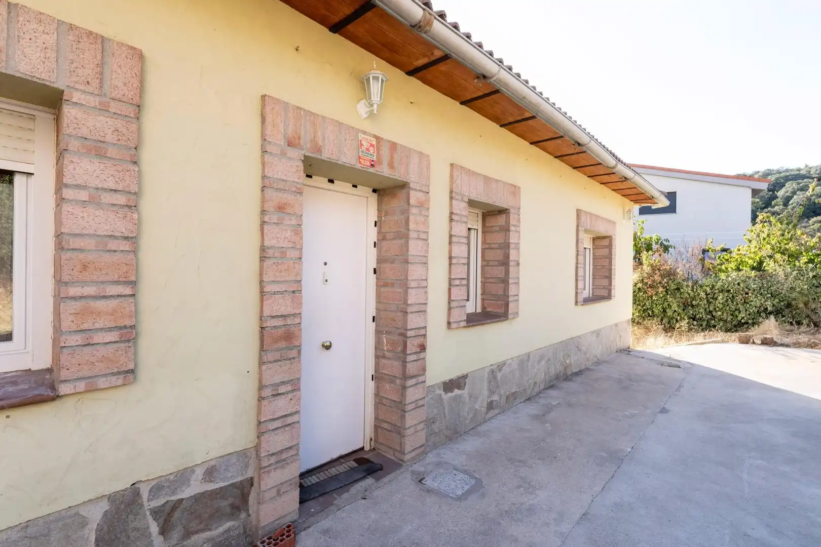 Vista exterior de Casa o xalet en venda en Santa María de la Alameda amb Calefacció, Jardí privat i Terrassa