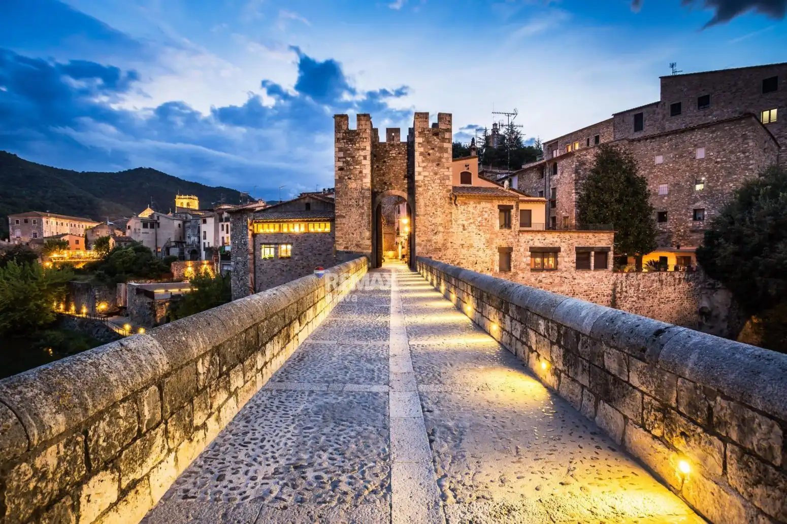 Vista exterior de Casa o xalet en venda en Besalú amb Parquet i Terrassa