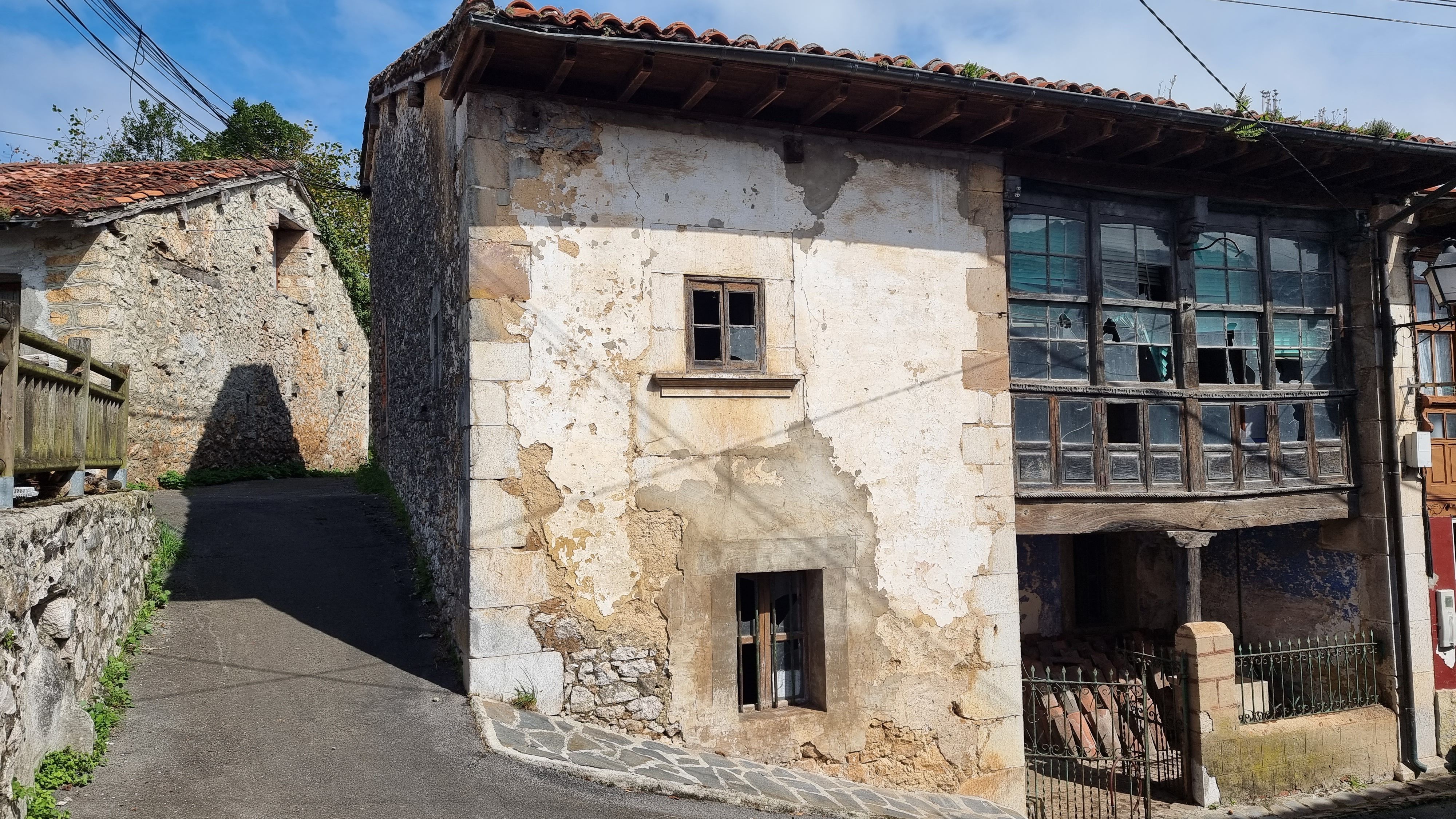 Vista exterior de Casa adosada en venda en Cabrales amb Traster
